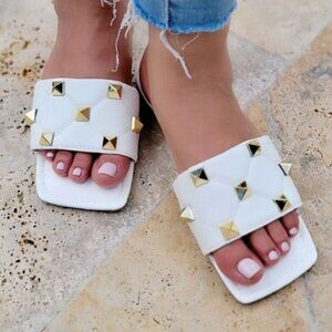 Women’s White Quilted Flat Sandals Gold Tone Rockstuds Shoes